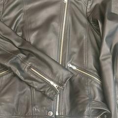 Lederen jack zwart, como reportado por Rotterdam The Hague Airport utilizando o iLost