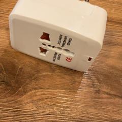 Adaptador, como reportado por MEININGER Hotel Marseille Centre la Joliette utilizando o iLost