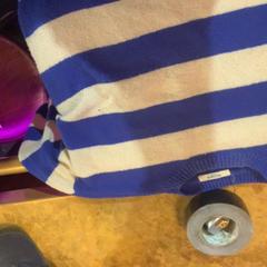 Šortky Wit blauwe trui, jak nahlášeno Café Leentje pomocí iLost