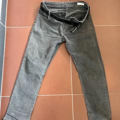 بنطلون Grijze broek met zwarte riem، كما تم الإبلاغ عنه بواسطة WestCord Hotel Eindhoven عبر iLost