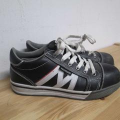 Zapatos, segundo informou IKEA Heerlen usando iLost