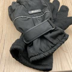 Handskar, rapporterat av Pathé Delft med iLost