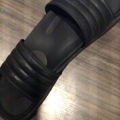 Sandały Zwart, zgłoszono przez Van der Valk Hotel Zwolle przy użyciu iLost