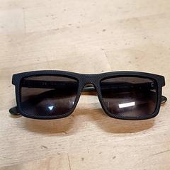 Lunette de soleil Noires, ha sido reportado por IKEA Strasbourg con iLost