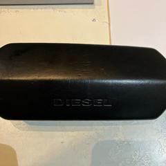 Brillenkoker Merk Diesel, come riportato da Pathé Rembrandt Utrecht utilizzando iLost