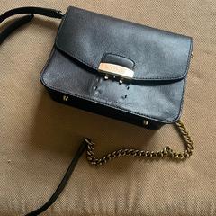 Black Furla bag, jak bylo nahlášeno na iLost