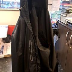 Regenjack Zwart, a été signalé par TU/e - Receptie Gemini utilisant iLost