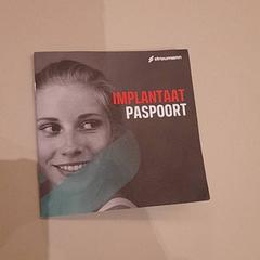 Implantaat paspoort, amint azt Van der Valk Hotel Schiphol az iLost segítségével jelentette.
