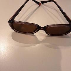 Szemüveg Plastic bruine zonnebril, amint azt LUMC az iLost segítségével jelentette.