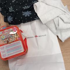 Papieren tasje met kleding, como reportado por Pouw Vervoer utilizando o iLost