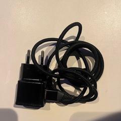 Adapter & Töltő, amint azt Room Mate Bruno az iLost segítségével jelentette.