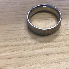 Zilverkleurige ring, segundo informou Gemeente Arnhem usando iLost