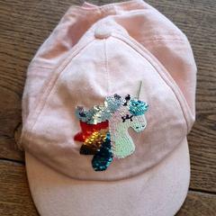 Cap Roze met glitterende unicorn, come riportato da DierenPark Amersfoort utilizzando iLost