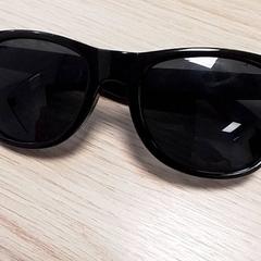 Eguzkitako betaurrekoak Zwart, gisa salatu by Qbuzz Fryslân iLost erabiliz