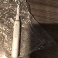 Brosse à dents électrique Oral B,wit  elektrisxhe, a été signalé par Van der Valk Hotel Zwolle utilisant iLost