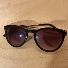 Zonnebril, segundo informou Pathé Utrecht Leidsche Rijn usando iLost