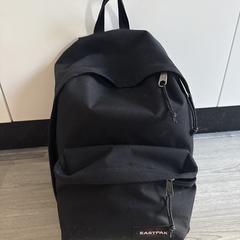 Zwarte Eastpak rugzak, jak bylo nahlášeno na iLost