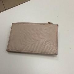 Kártyatartó KEITA, amint azt ilévia az iLost segítségével jelentette.