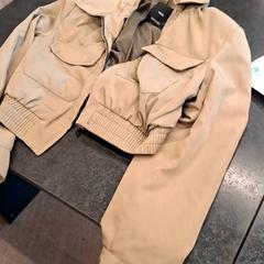 Chaqueta Beige, segundo informou Rotterdam The Hague Airport usando iLost