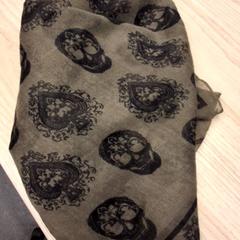 높은 칼라 foulatd, iLost를 사용하여 IKEA Montpellier에 보고됨