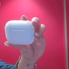 Airpods case white, as reported by MEININGER Hotel Roma Termini using iLost
