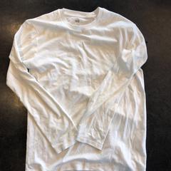 Wit shirt met lange mouwen - merk UNIQLO, as reported by Awakenings ADE – Warehouse Elementenstraat 2019 using iLost