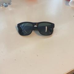 サングラス BOSS がiLostで Pathé Schouwburgplein によって報告されました