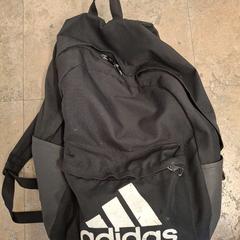 Bolsa de ximnasia zwart Adidas sportzak, segundo informou Regio West-Vlaanderen usando iLost