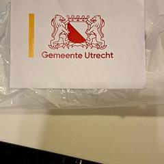 Witte tas met diploma's, amint azt Gemeente Utrecht az iLost segítségével jelentette.