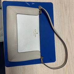 Wit / beige handtasje がiLostに報告されました