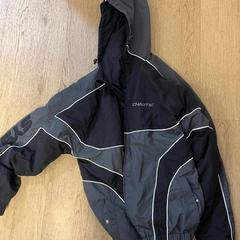 재킷 Chaotic zwart grijs kleur, iLost를 사용하여 Regio Oost-Vlaanderen에 보고됨