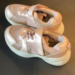 Kleidung Kinder Schuhe, gemeldet von MEININGER Hotel Bremen Hauptbahnhof über iLost