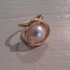 Ring Zilverkleurig, parelvormig element, zoals gemeld door H’ART Museum met iLost