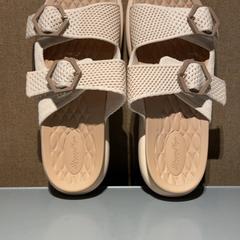 Szandál, amint azt Van der Valk Hotel Apeldoorn - De Cantharel az iLost segítségével jelentette.