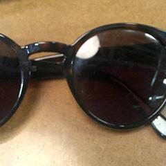 Des lunettes de soleil, a été signalé par IKEA Arlon utilisant iLost