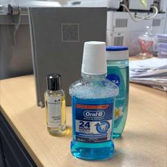 Flaska, Parfym & Anteckningsbok note, rapporterat av DoubleTree by Hilton Rotterdam Centre med iLost