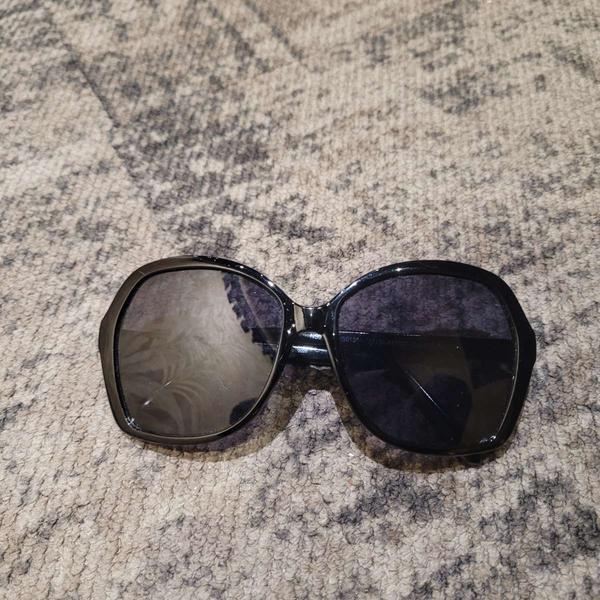 Sunglasses gevonden op het toilet