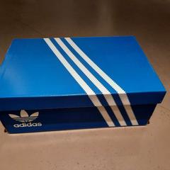 Cipő Brand New Shoes found at the lobby, amint azt Conscious hotel Oudegracht az iLost segítségével jelentette.