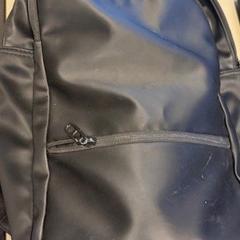 Mochila zwart met schoolgerief, como reportado por Vrije Universiteit Brussel (VUB) utilizando o iLost