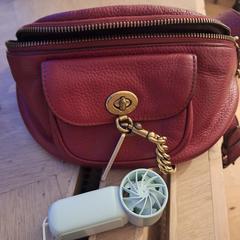 Red bag / rode tas (merk: Coach), segons s'ha informat a iLost