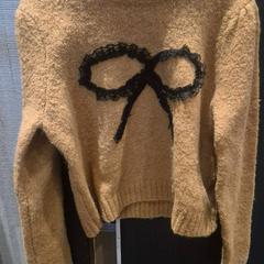 Suéter yellow, ha sido reportado por The Dominican con iLost