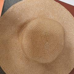 Cappello di paglia marron, come riportato da TCL utilizzando iLost