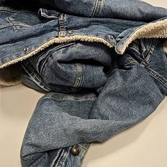 Dzseki Spijkerjas met airpodcase en koffiekop, amint azt Vrije Universiteit Amsterdam az iLost segítségével jelentette.