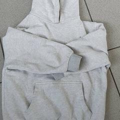 Ruházat - Sweater met kap, amint azt Regio Oost-Vlaanderen az iLost segítségével jelentette.