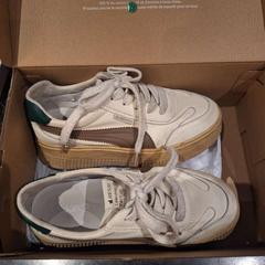 Chaussure gevonden op 21-04, a été signalé par Van der Valk Rotterdam Blijdorp utilisant iLost