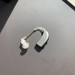 Hearing aid, a été signalé par Van Gogh Museum utilisant iLost