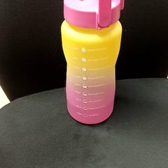 Fľaša na vodu Roze en geel, ako bolo nahlásené Qbuzz GD Groningen Peizerweg pomocou iLost