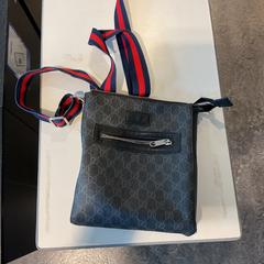 Válltáska, amint azt Gemeente Amsterdam az iLost segítségével jelentette.