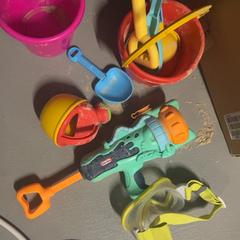 لعب الأطفال بالألعاب & نظارات السباحة، كما تم الإبلاغ عنه بواسطة Silver Sands Beach عبر iLost