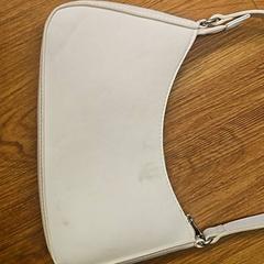 حقائب حمل وحقائب اليد، كما تم الإبلاغ عنه بواسطة GVB عبر iLost